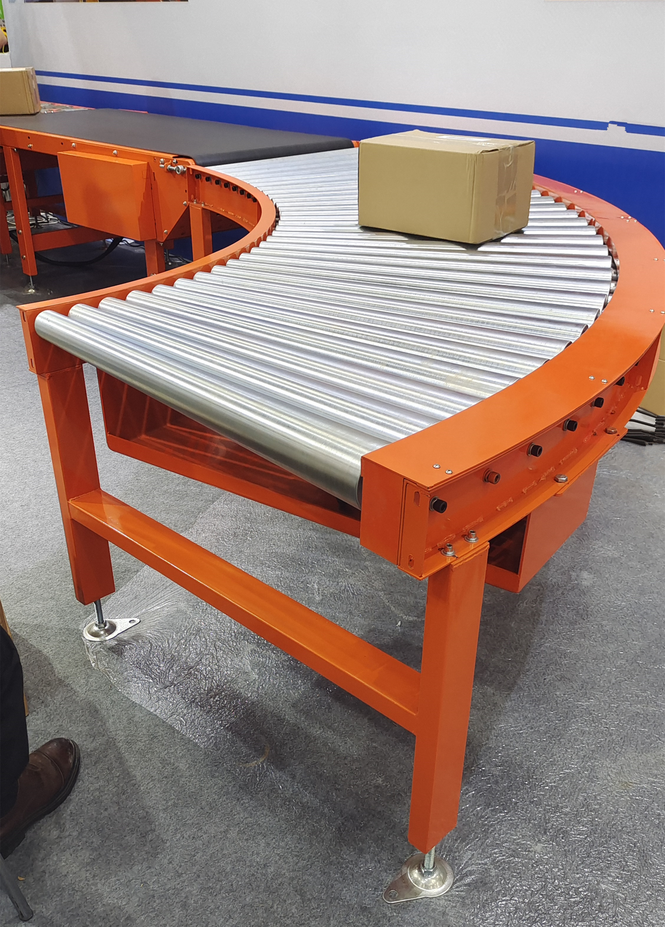 Curved roller conveyor